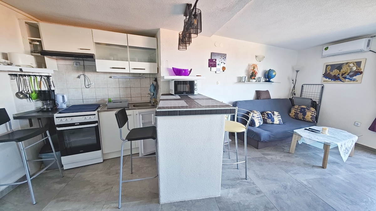 Malinska, dvoetažni apartma blizu centra in morja! Odlična lokacija!
