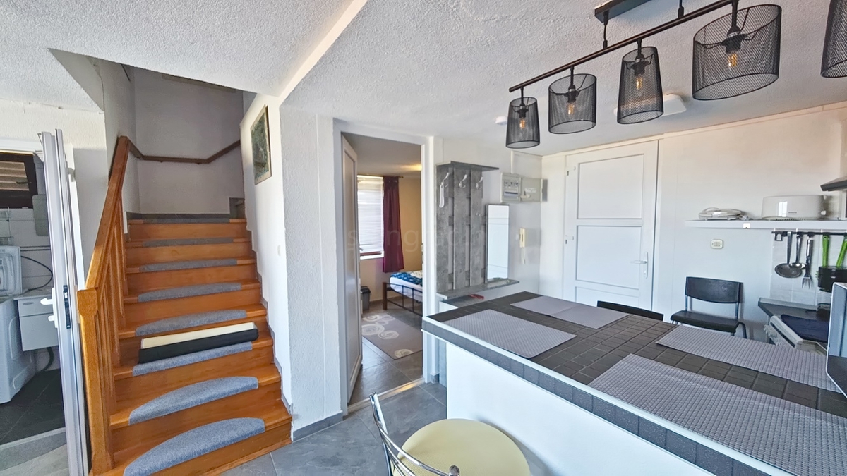 Malinska, dvoetažni apartma blizu centra in morja! Odlična lokacija!