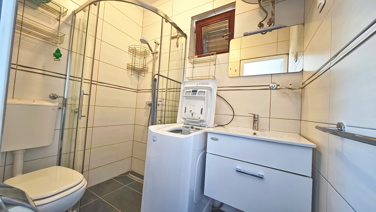 Malinska, dvoetažni apartma blizu centra in morja! Odlična lokacija!