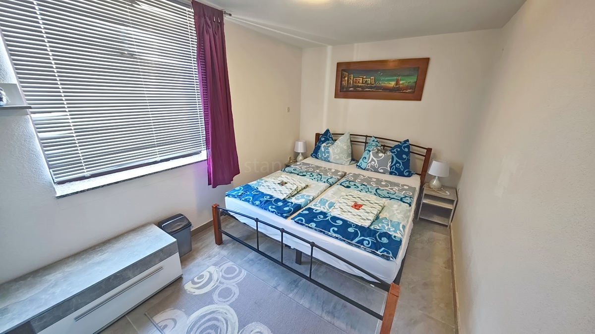 Malinska, dvoetažni apartma blizu centra in morja! Odlična lokacija!