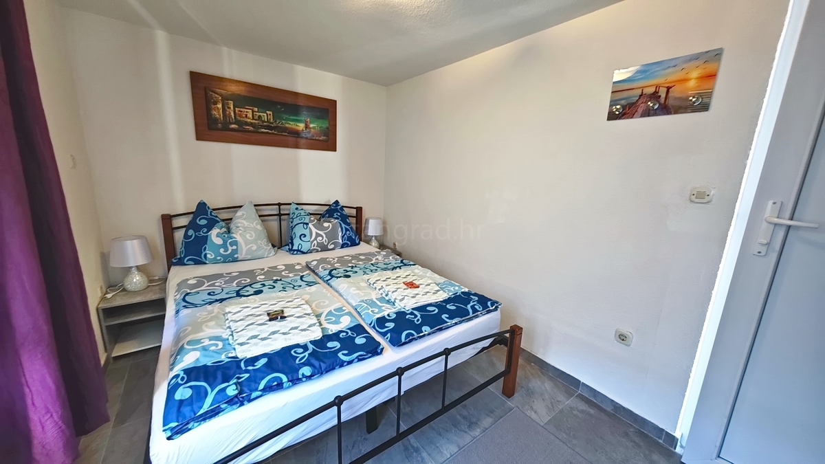 Malinska, dvoetažni apartma blizu centra in morja! Odlična lokacija!