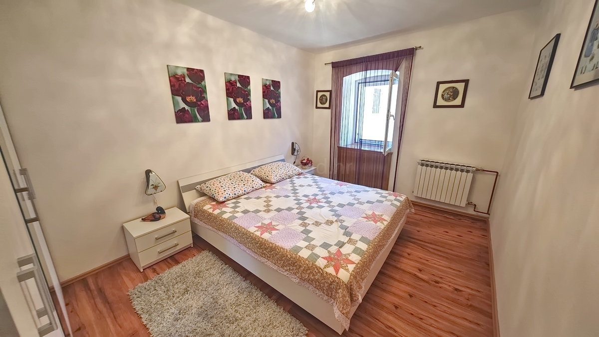 Omišalj, vrstna hiša z vrtom in parkiriščem!