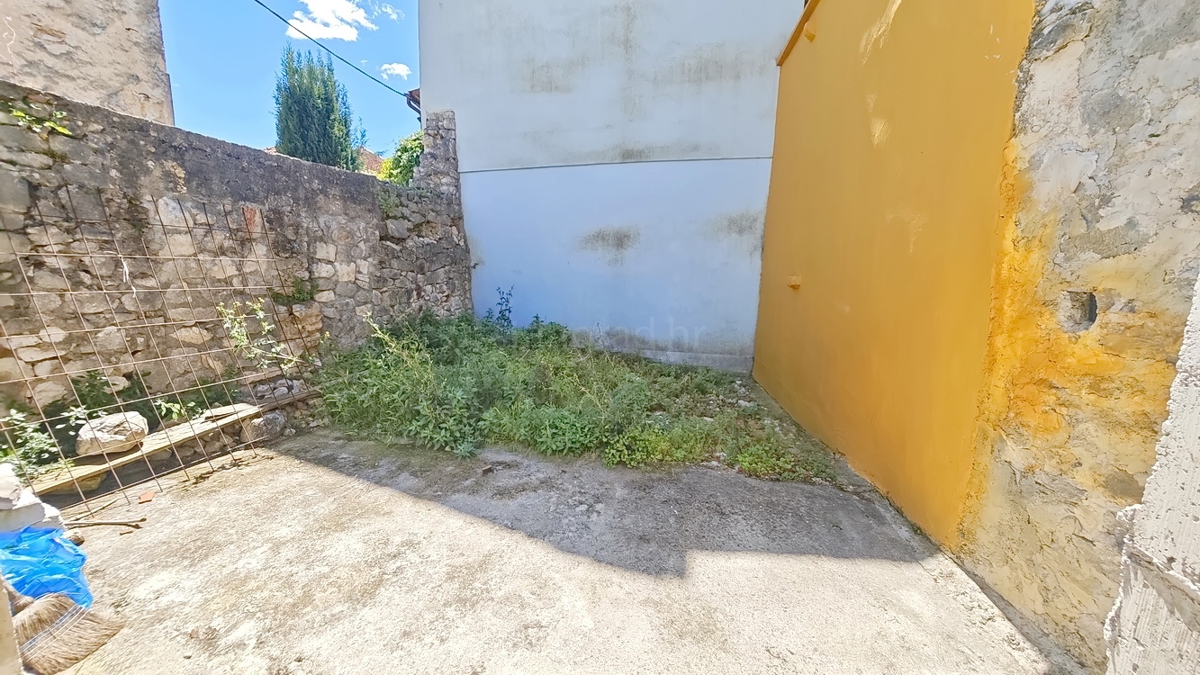 Omišalj, vrstna hiša z vrtom in parkiriščem!