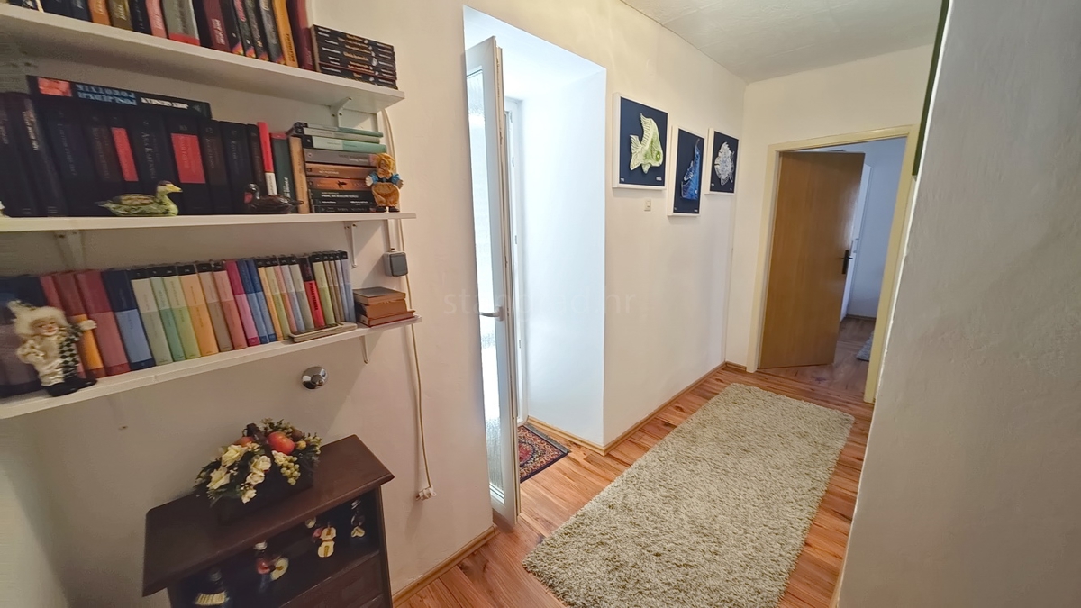 Omišalj, vrstna hiša z vrtom in parkiriščem!