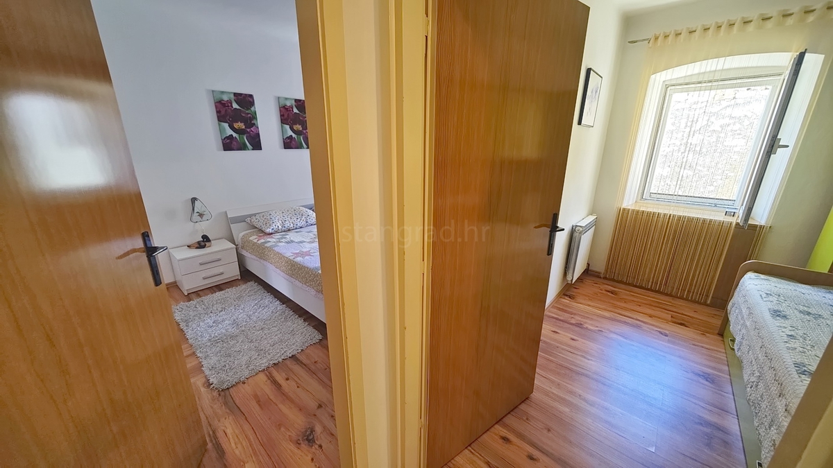 Omišalj, vrstna hiša z vrtom in parkiriščem!