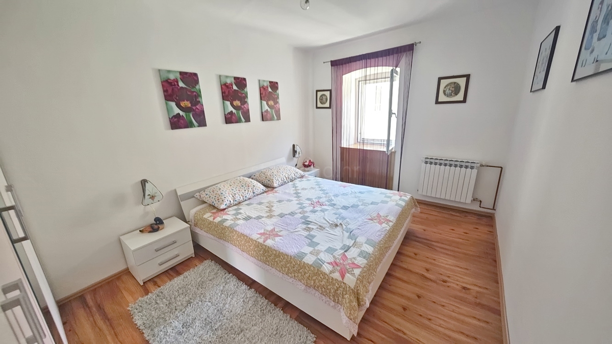 Omišalj, vrstna hiša z vrtom in parkiriščem!
