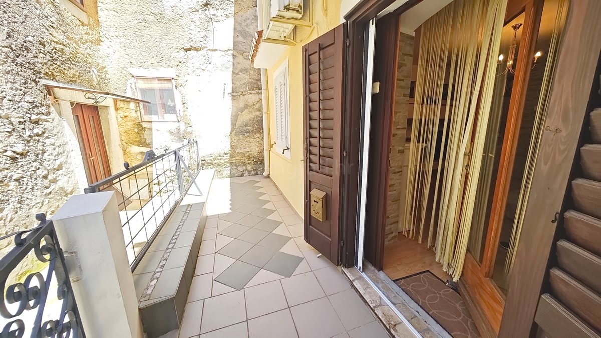 Omišalj, vrstna hiša z vrtom in parkiriščem!