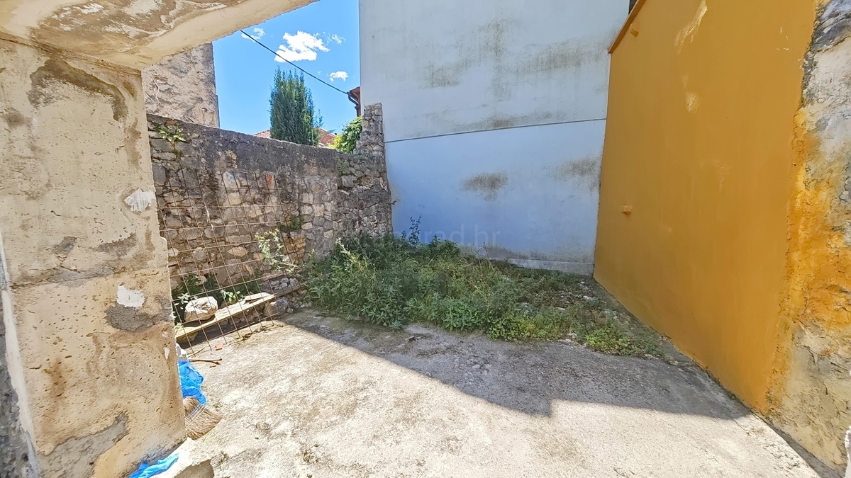 Omišalj, vrstna hiša z vrtom in parkiriščem!