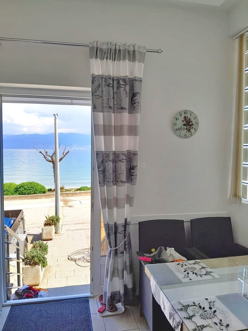 Baška, opremljen apartma prva vrsta do morja!