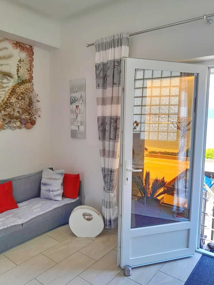 Baška, opremljen apartma prva vrsta do morja!