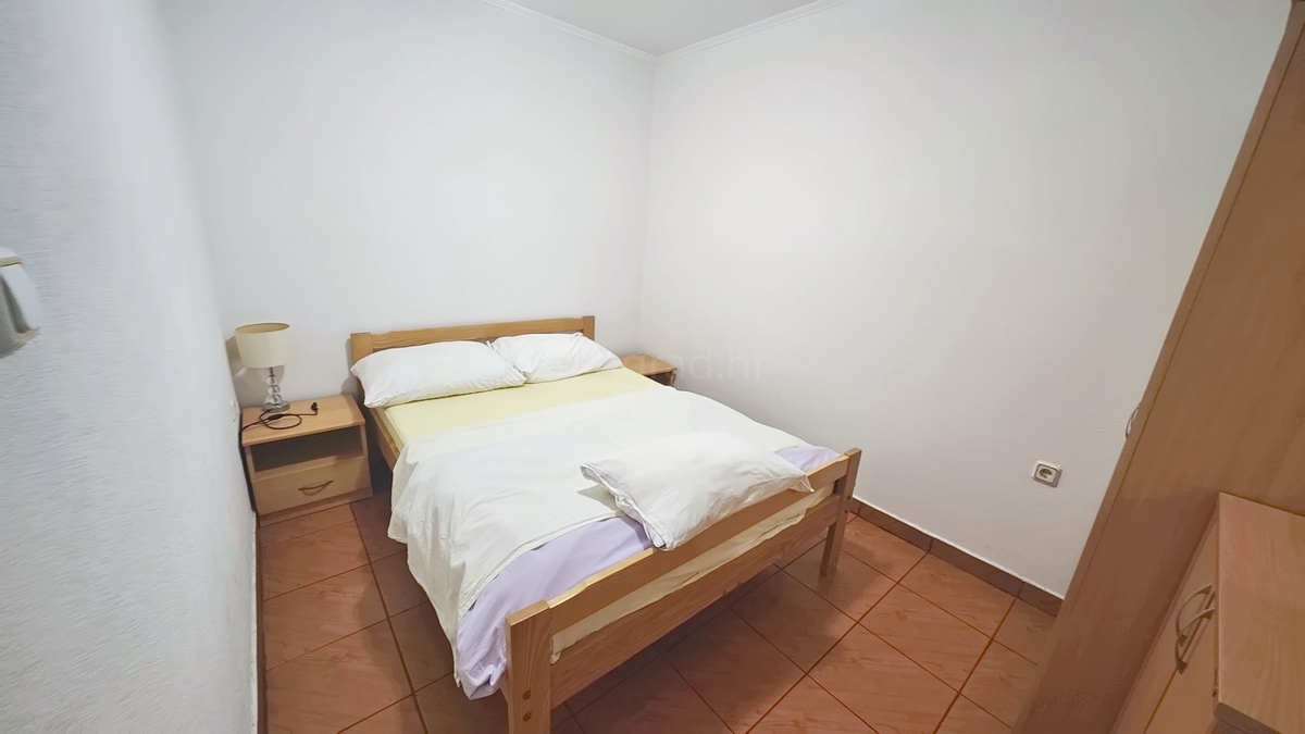 Njivice, 2 apartmaja v pritličju blizu morja!
