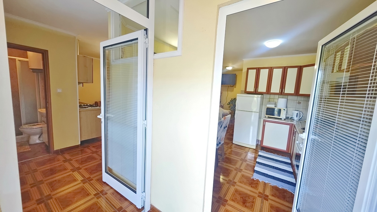 Njivice, 2 apartmaja v pritličju blizu morja!