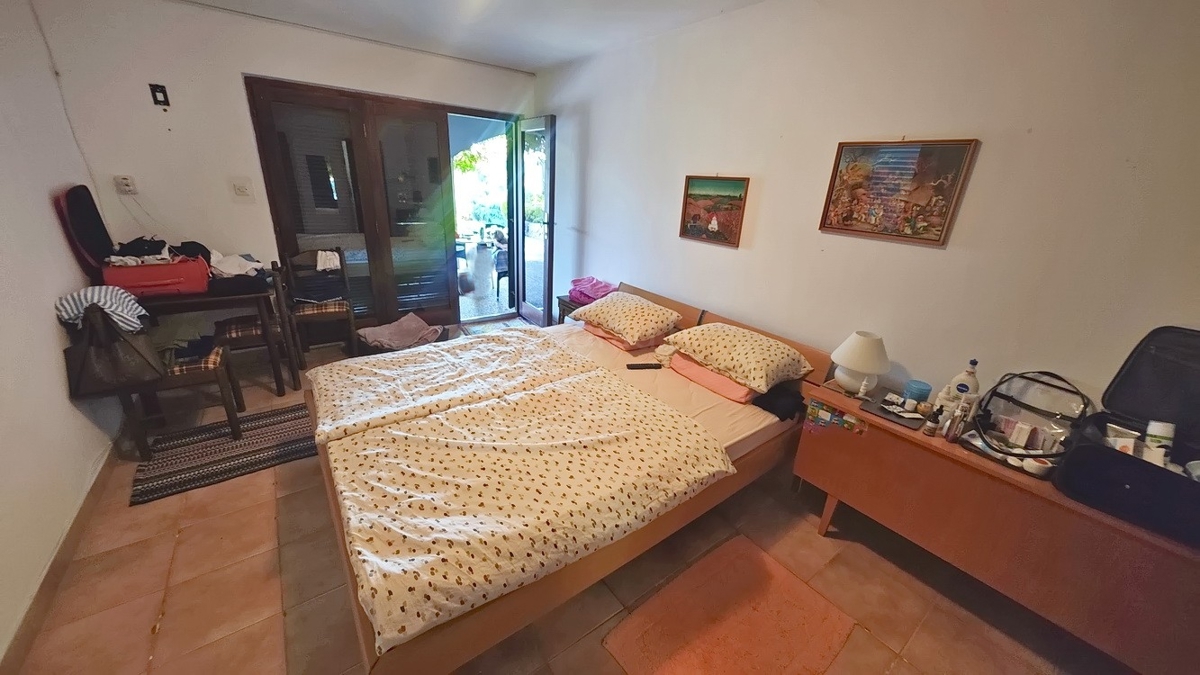 Krk, samostojna hiša s 3 apartmaji v neposredni bližini morja!