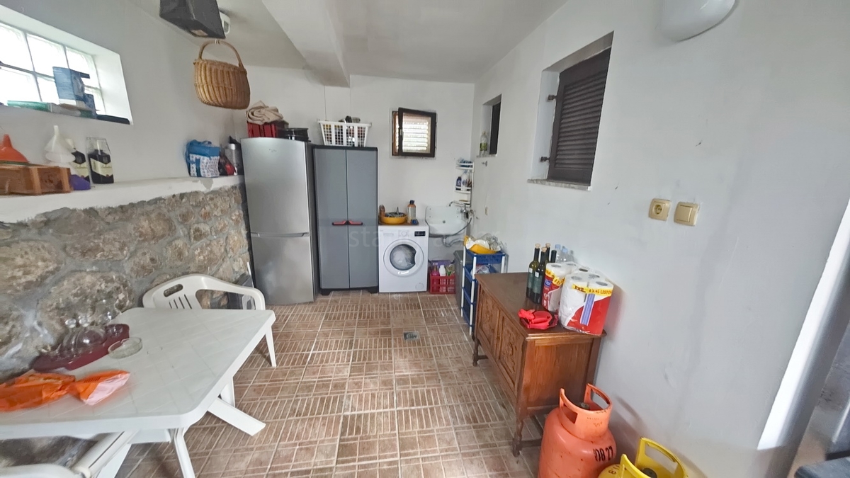 Krk, samostojna hiša s 3 apartmaji v neposredni bližini morja!