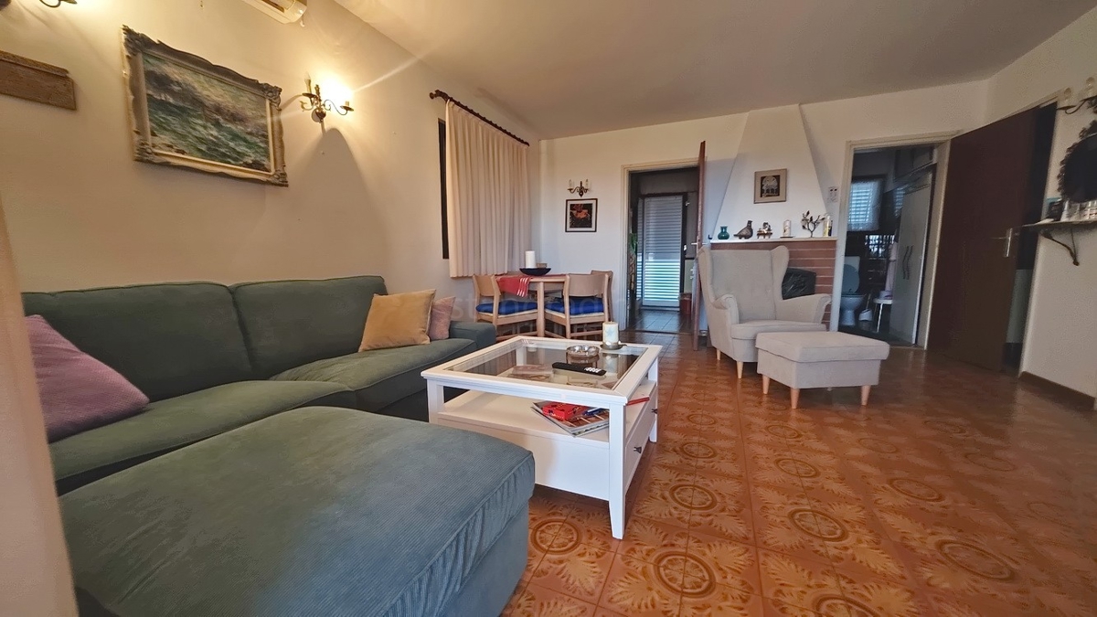 Krk, samostojna hiša s 3 apartmaji v neposredni bližini morja!