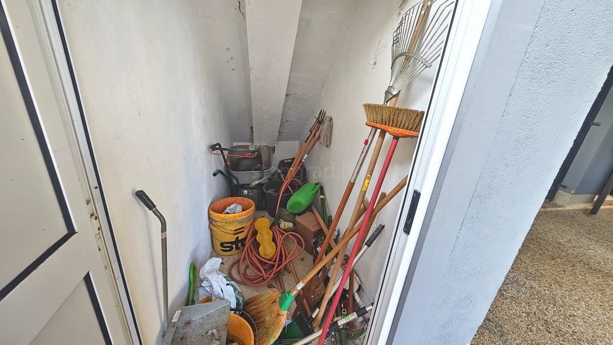 Krk, samostojna hiša s 3 apartmaji v neposredni bližini morja!