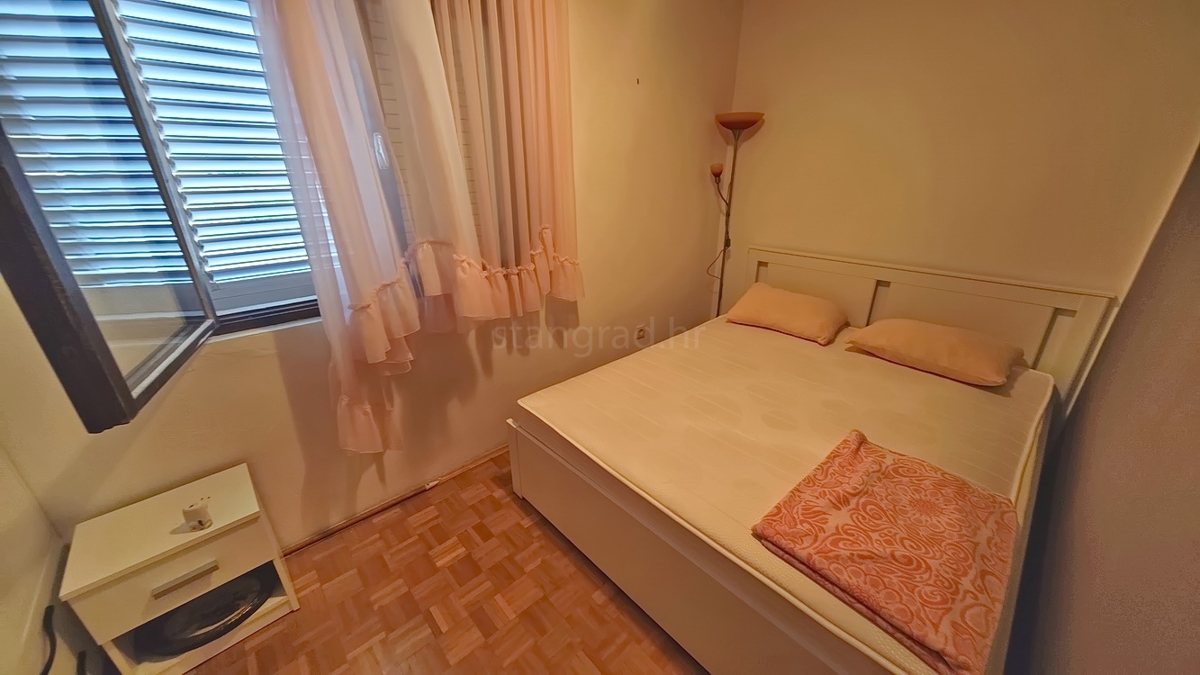 Krk, samostojna hiša s 3 apartmaji v neposredni bližini morja!