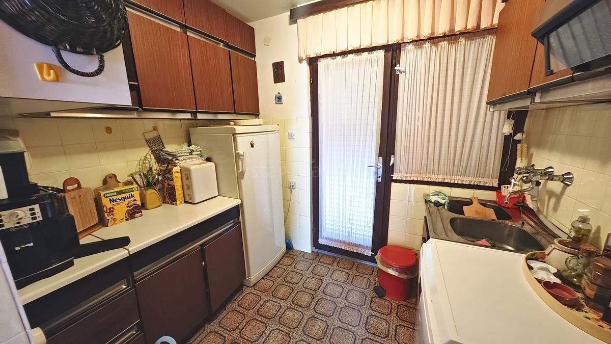 Krk, samostojna hiša s 3 apartmaji v neposredni bližini morja!