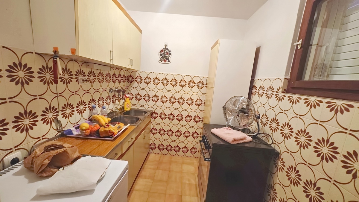 Krk, samostojna hiša s 3 apartmaji v neposredni bližini morja!