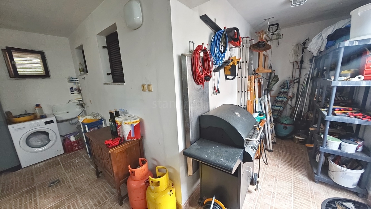 Krk, samostojna hiša s 3 apartmaji v neposredni bližini morja!
