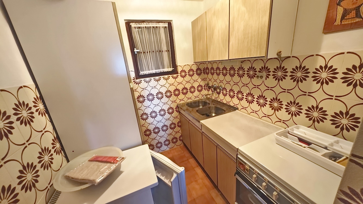Krk, samostojna hiša s 3 apartmaji v neposredni bližini morja!