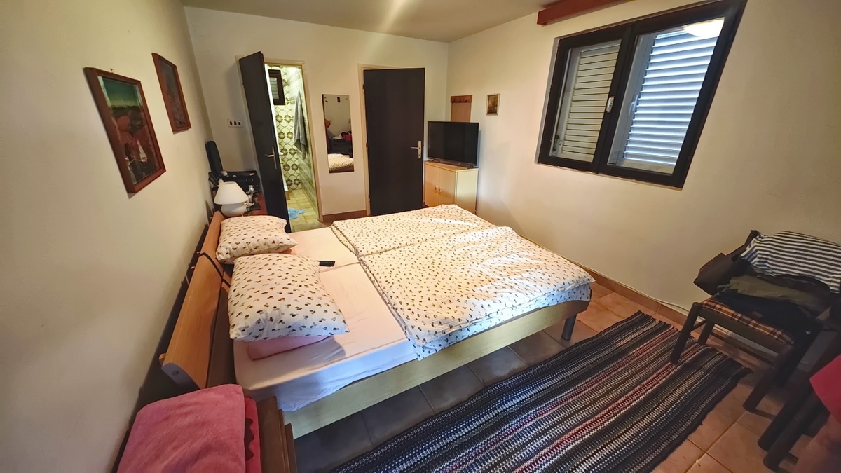 Krk, samostojna hiša s 3 apartmaji v neposredni bližini morja!