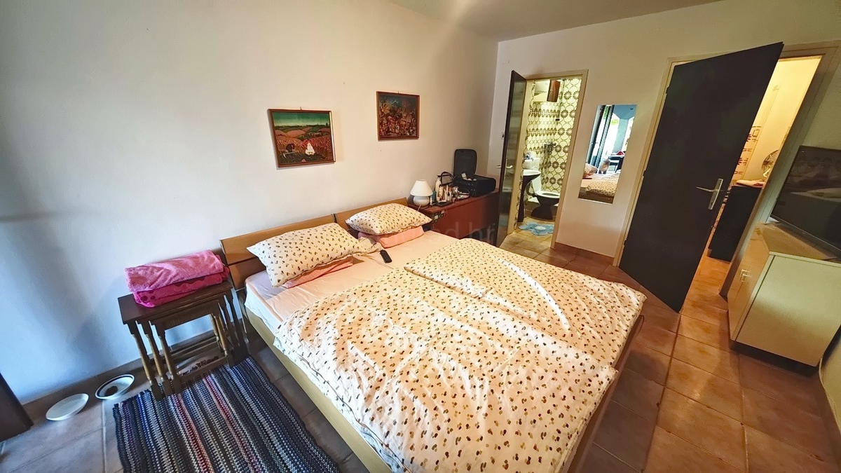 Krk, samostojna hiša s 3 apartmaji v neposredni bližini morja!