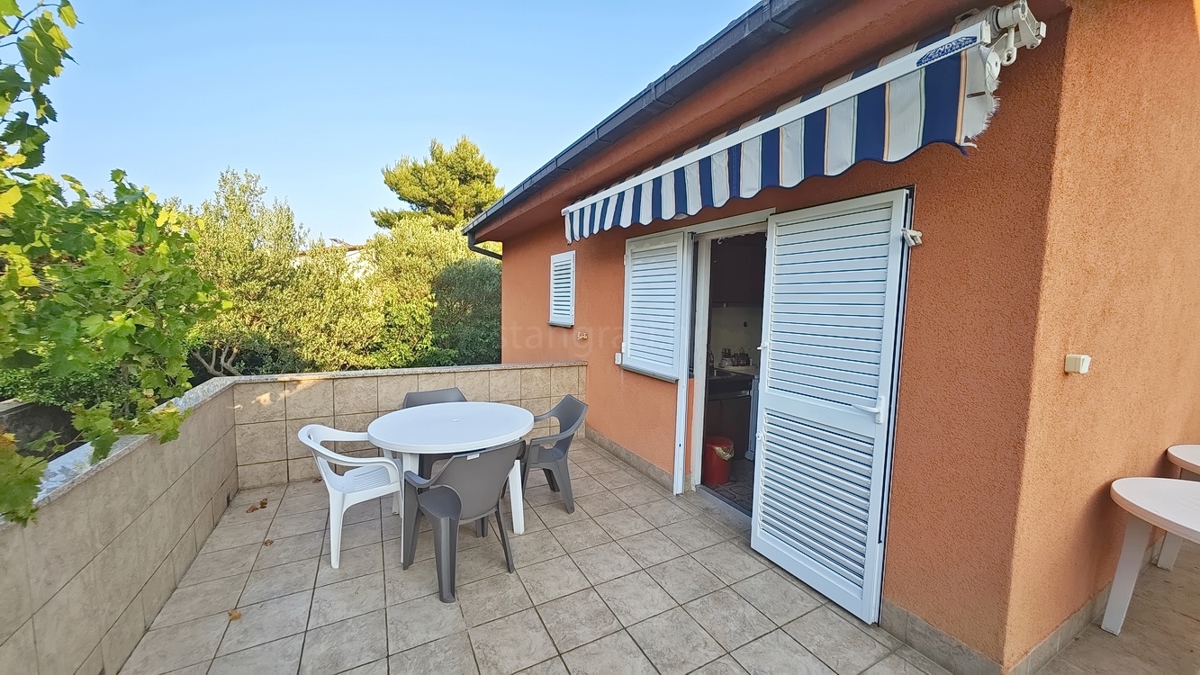 Krk, samostojna hiša s 3 apartmaji v neposredni bližini morja!