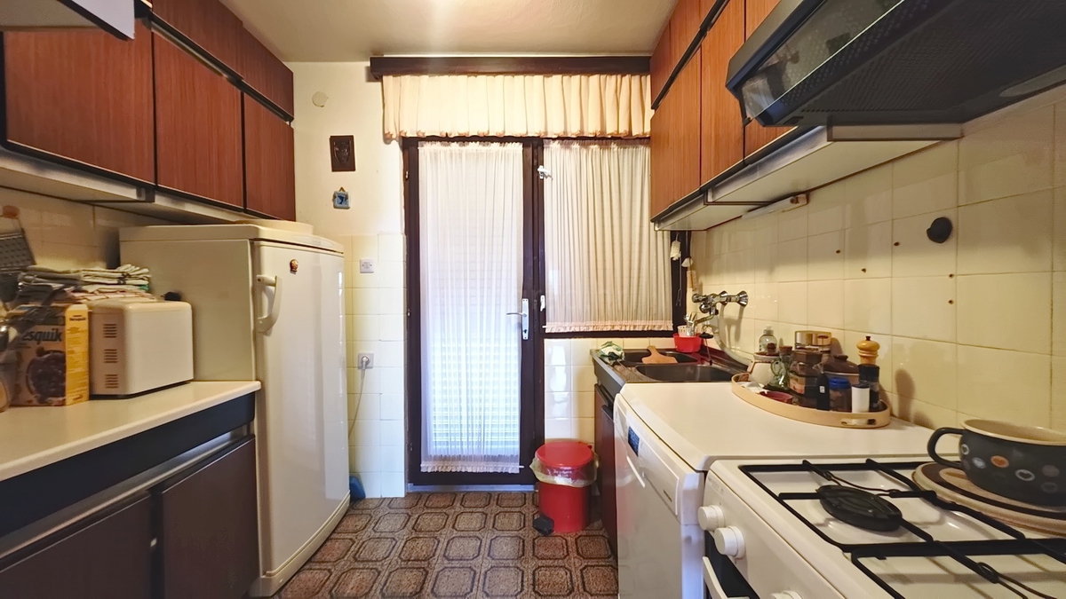 Krk, samostojna hiša s 3 apartmaji v neposredni bližini morja!