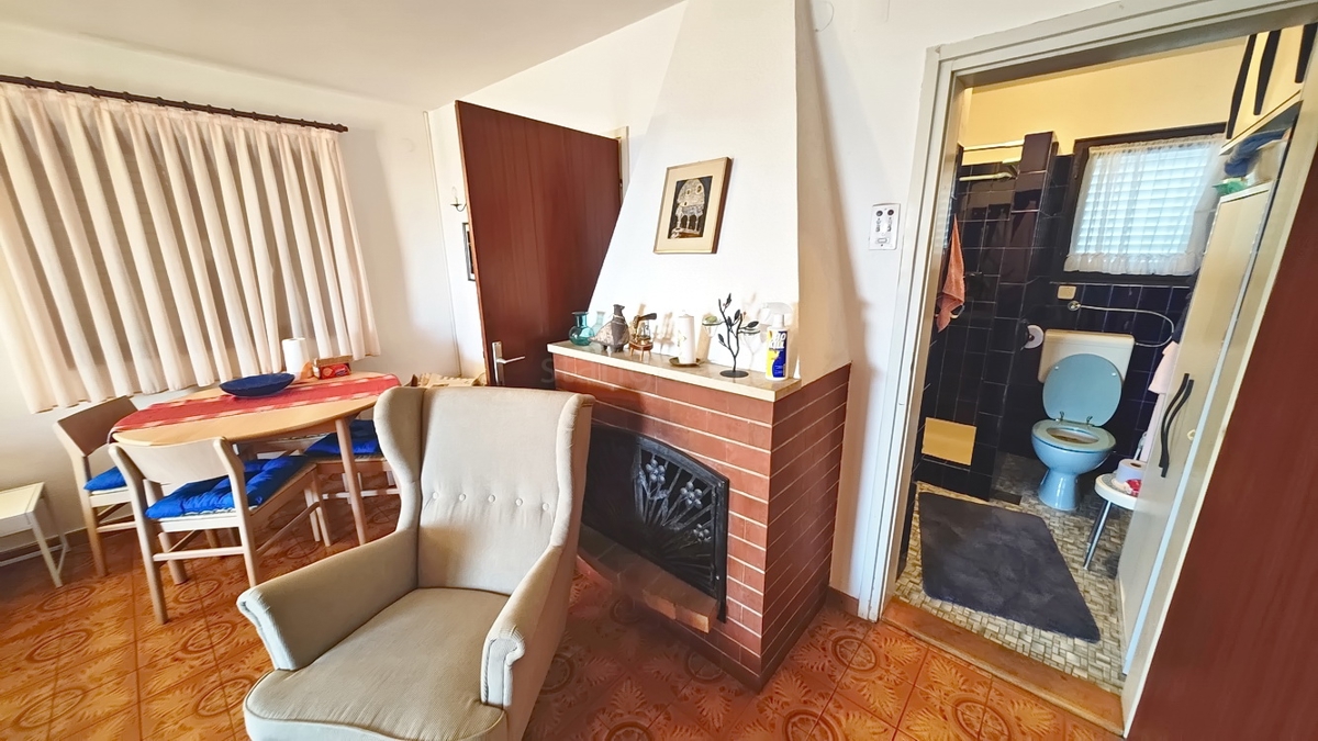 Krk, samostojna hiša s 3 apartmaji v neposredni bližini morja!