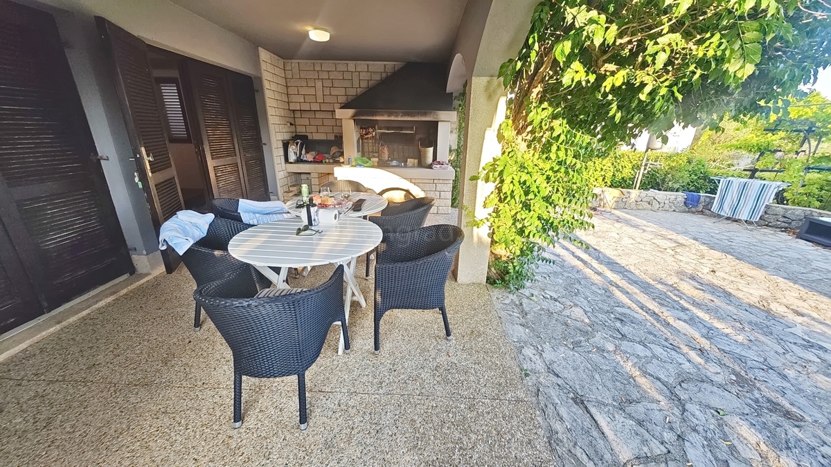 Krk, samostojna hiša s 3 apartmaji v neposredni bližini morja!