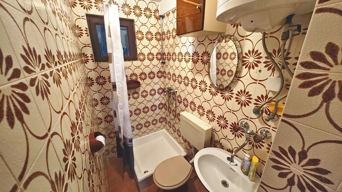 Krk, samostojna hiša s 3 apartmaji v neposredni bližini morja!