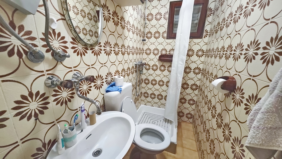 Krk, samostojna hiša s 3 apartmaji v neposredni bližini morja!