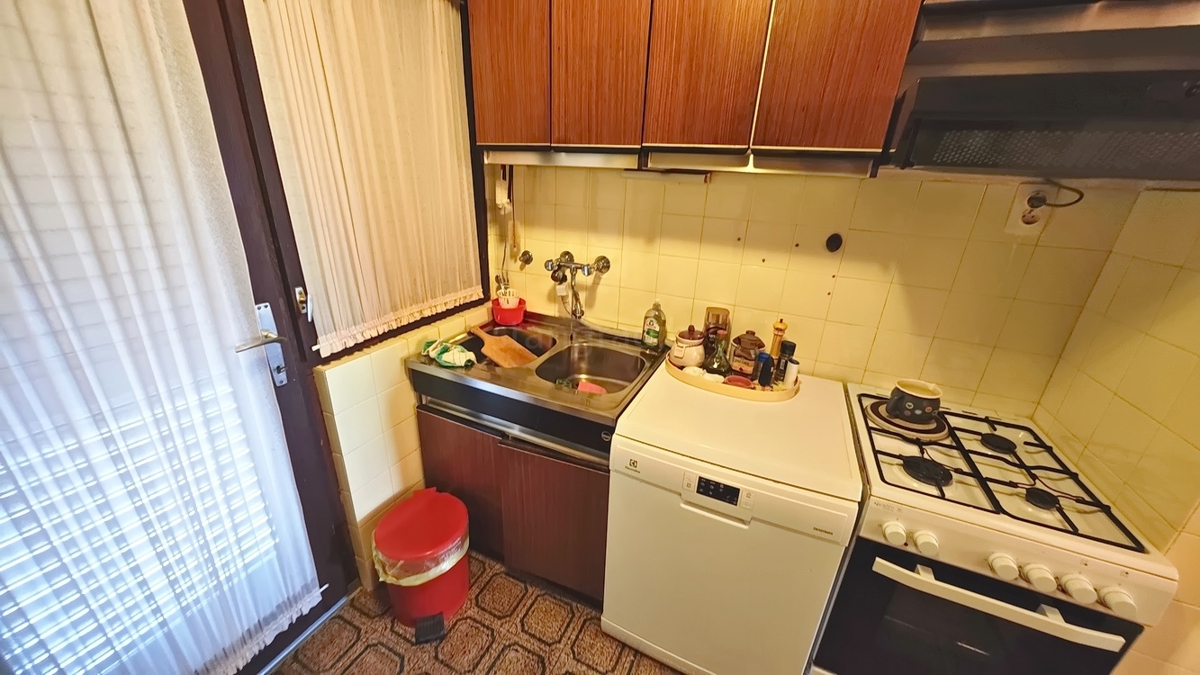 Krk, samostojna hiša s 3 apartmaji v neposredni bližini morja!