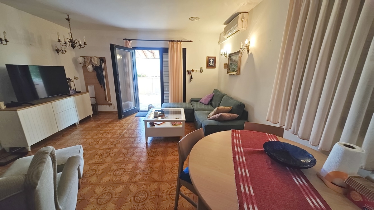 Krk, samostojna hiša s 3 apartmaji v neposredni bližini morja!