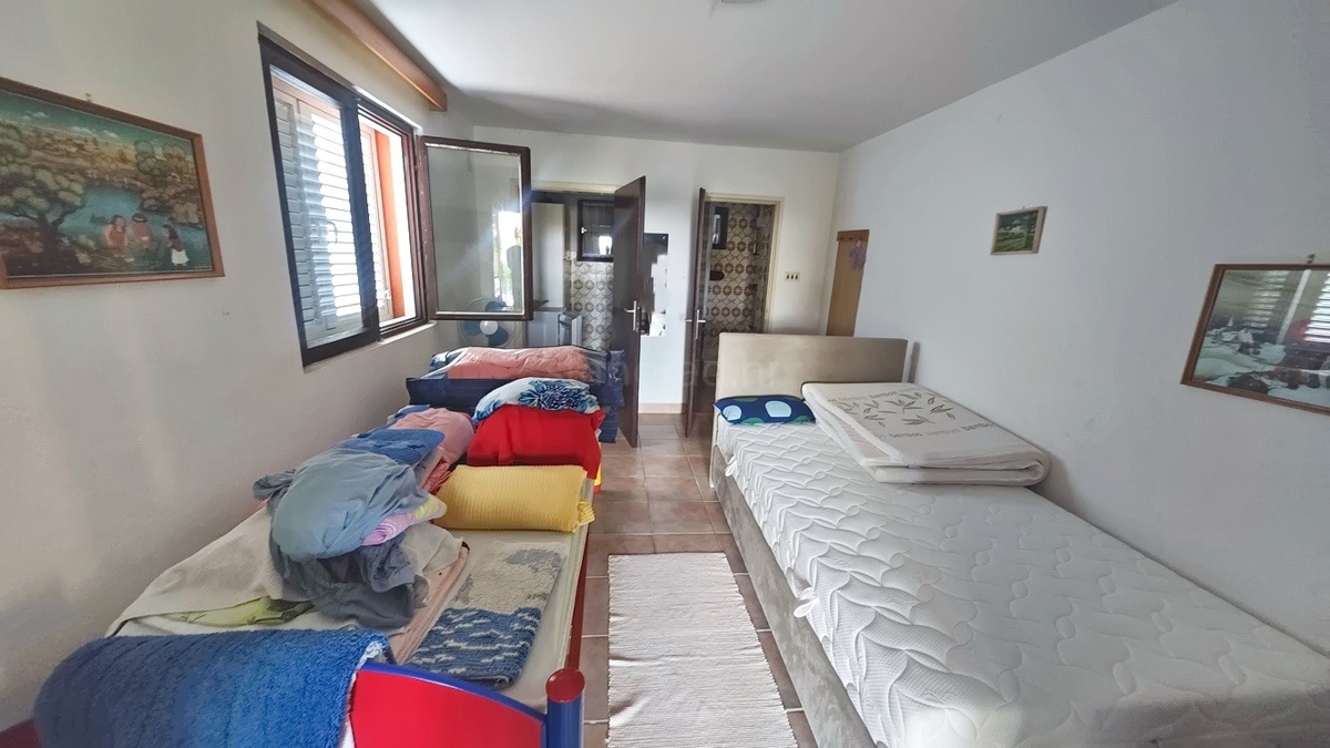 Krk, samostojna hiša s 3 apartmaji v neposredni bližini morja!