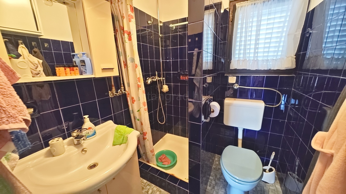 Krk, samostojna hiša s 3 apartmaji v neposredni bližini morja!