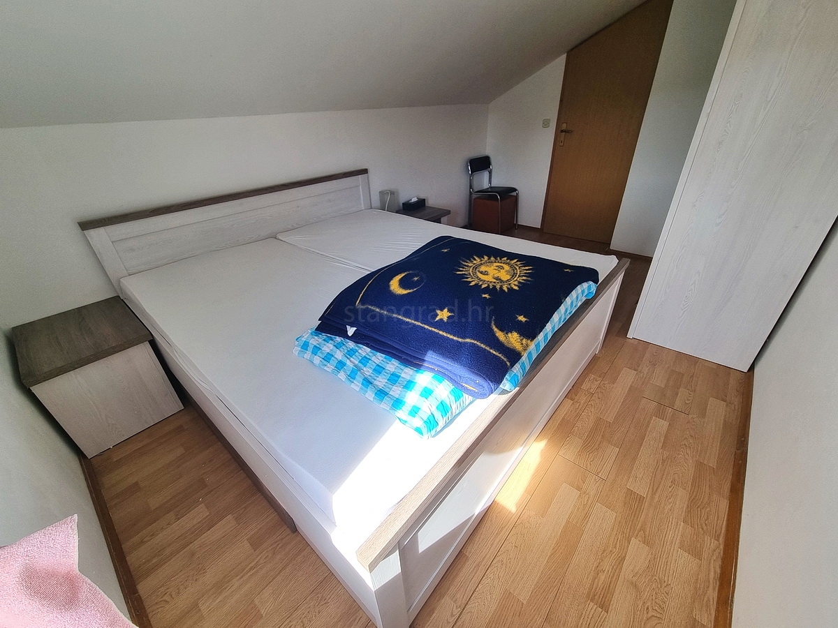 Malinska, samostojna hiša z vrtom na mirni lokaciji z razgledom!