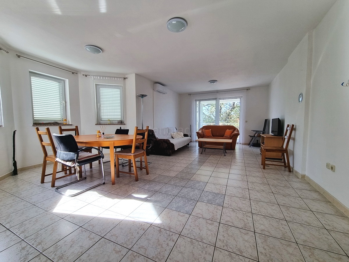 Malinska, samostojna hiša z vrtom na mirni lokaciji z razgledom!