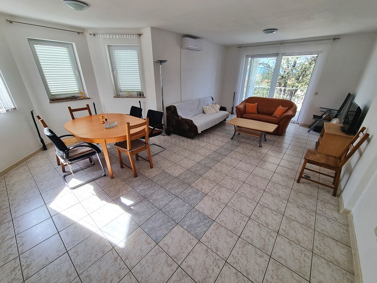 Malinska, samostojna hiša z vrtom na mirni lokaciji z razgledom!