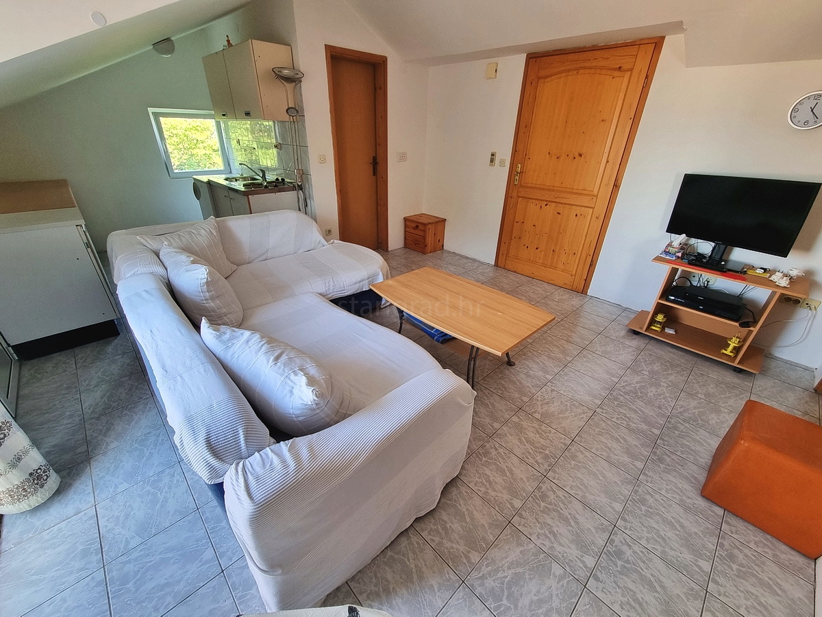 Malinska, samostojna hiša z vrtom na mirni lokaciji z razgledom!