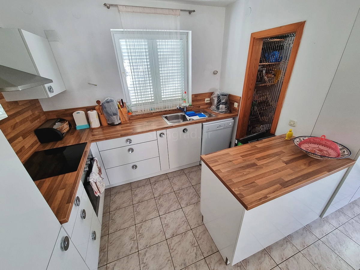 Malinska, samostojna hiša z vrtom na mirni lokaciji z razgledom!