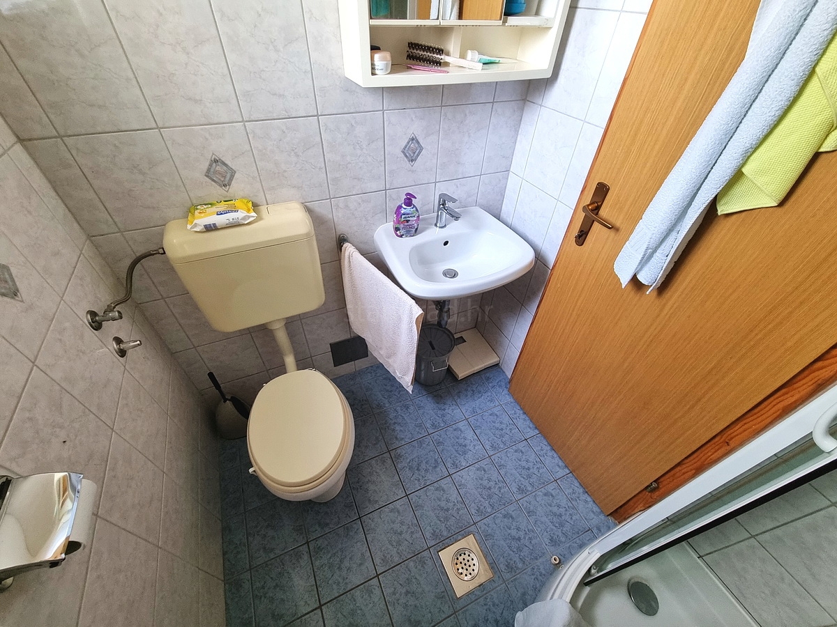 Malinska, samostojna hiša z vrtom na mirni lokaciji z razgledom!