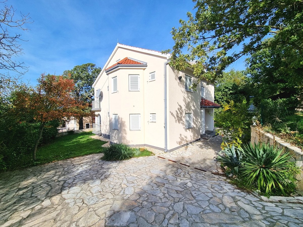 Malinska, samostojna hiša z vrtom na mirni lokaciji z razgledom!