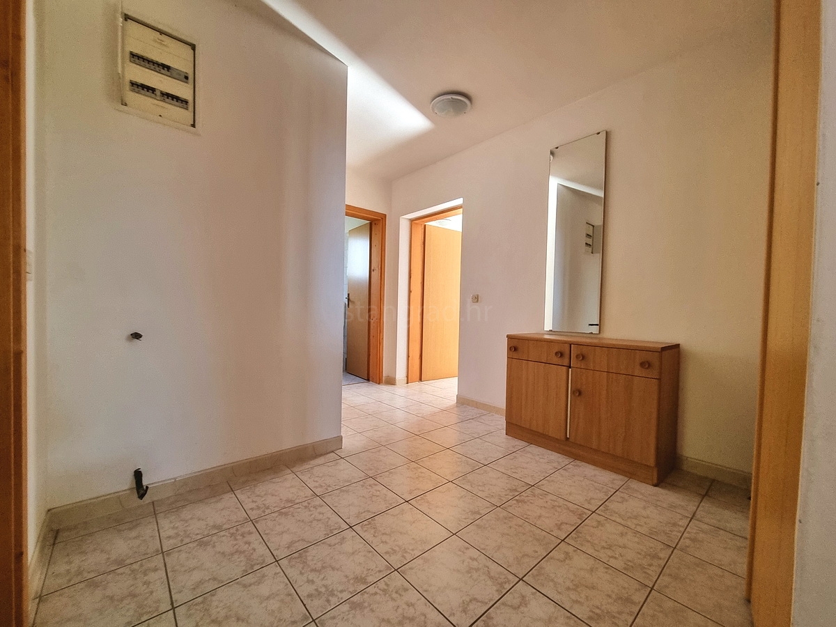 Malinska, samostojna hiša z vrtom na mirni lokaciji z razgledom!