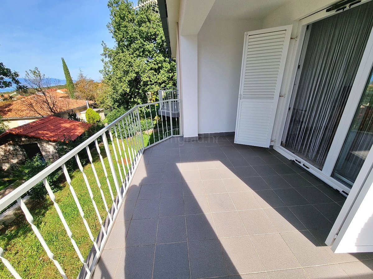 Malinska, samostojna hiša z vrtom na mirni lokaciji z razgledom!