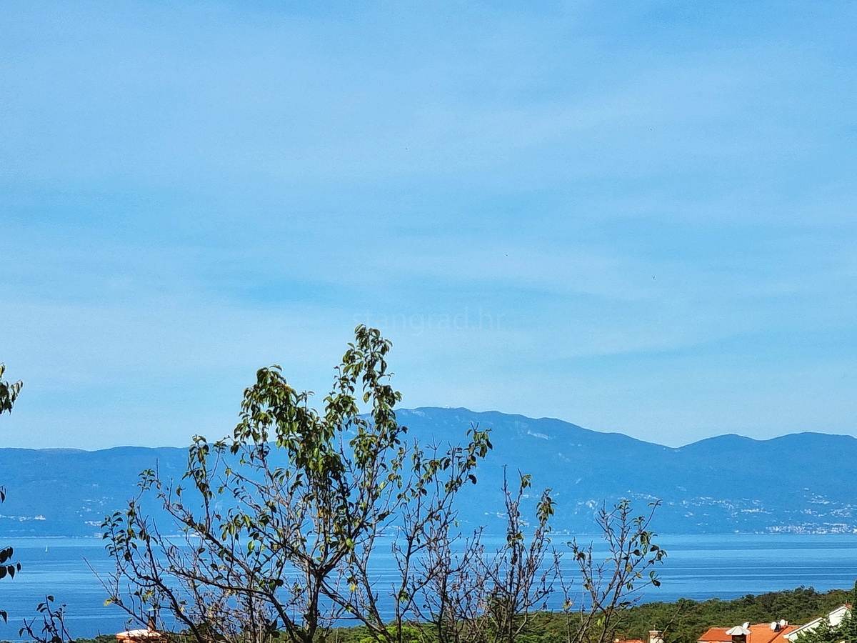 Malinska, samostojna hiša z vrtom na mirni lokaciji z razgledom!
