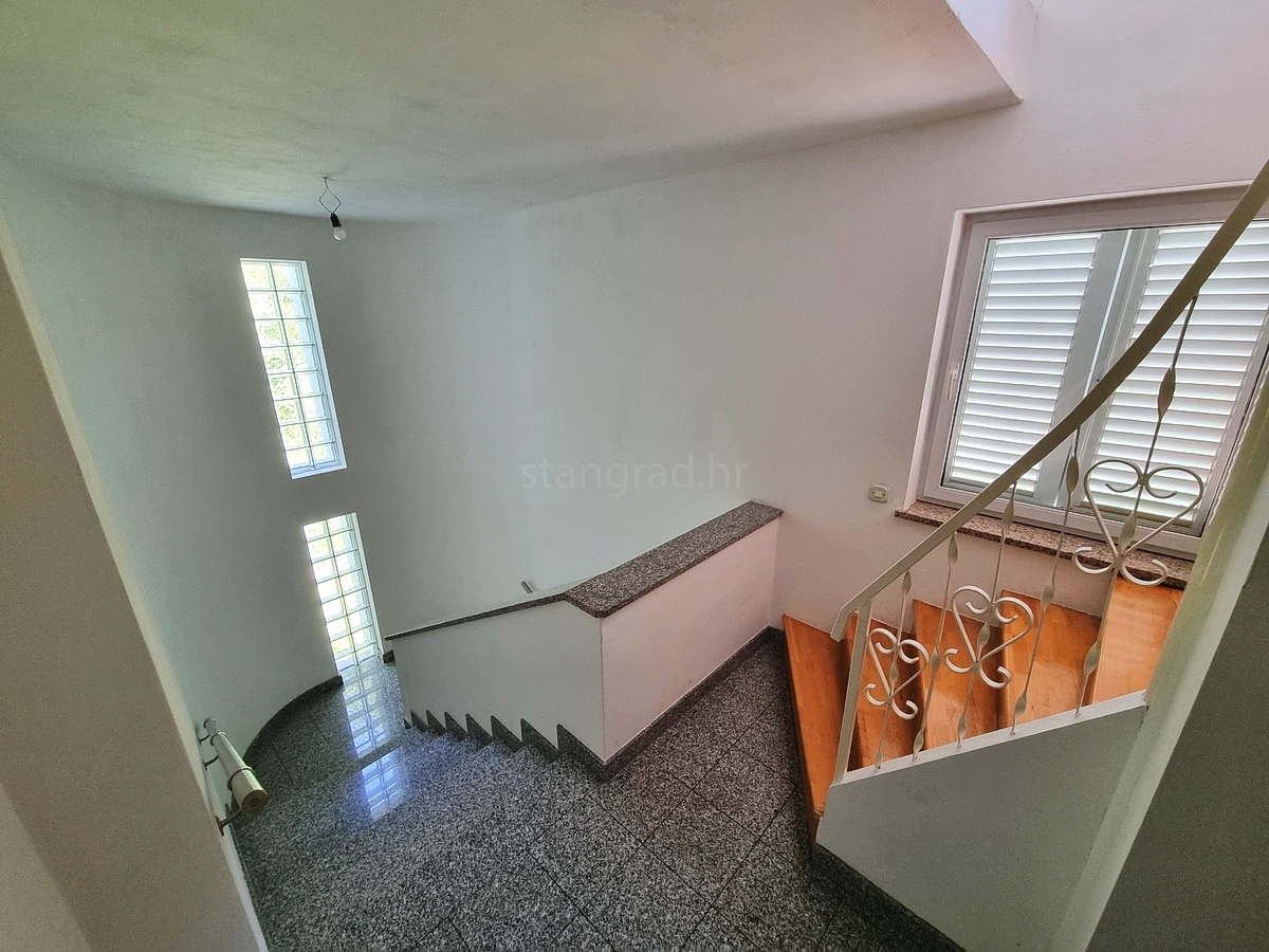 Malinska, samostojna hiša z vrtom na mirni lokaciji z razgledom!