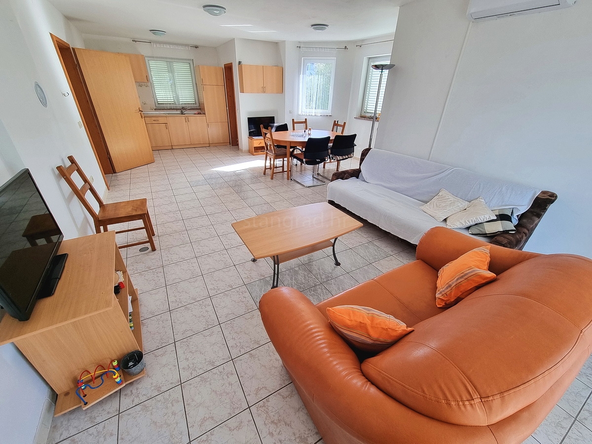 Malinska, samostojna hiša z vrtom na mirni lokaciji z razgledom!