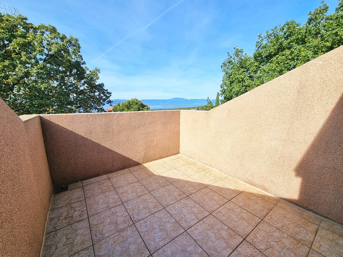 Malinska, samostojna hiša z vrtom na mirni lokaciji z razgledom!